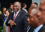 Ramaphosa əmanətçilərin pensiya fondlarına çıxışına icazə verən qanunu imzalayır