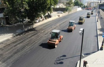 Bakının Mikayıl Müşfiq küçəsində asfaltlanma işləri icra olunur