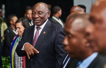 Ramaphosa əmanətçilərin pensiya fondlarına çıxışına icazə verən qanunu imzalayır