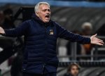 Joze Mourinyo futbolçulardan birinə \