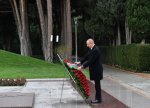 İlham Əliyev ulu öndər Heydər Əliyevin məzarını ziyarət edib