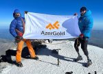 “AzerGold” QSC-nin dəstəyi ilə alpinist İsrafil Aşurlı və qazi Polad Rzayev Elbrus zirvəsini fəth ediblər