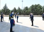 Rusiya Prezidenti Vladimir Putin Bakıda şəhidlərin xatirəsini anıb