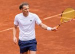 Məşhur futbolçu peşəkar tennisdəki ilk oyununda məğlub olub