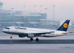 Lufthansa-nın rüblük xalis mənfəəti azalıb, gəlir isə artıb.