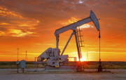 Neft Bazarı Sabit Qalıb: Brent və WTI Qiymətləri 2025-ci ildə Geosiyasi Təsirlərdən Nəticələnir