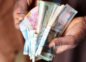 Nigeriya əzilmiş Nairaya kömək etmək üçün böyük bir faiz artımı etdi