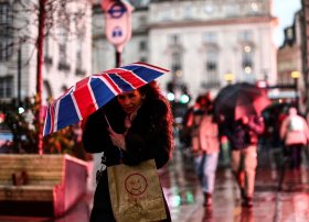 Böyük Britaniyanın pərakəndə satışları yağışlı havada gözləniləndən çox azalıb