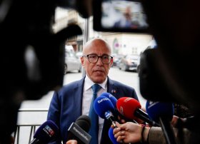 Fransalı mühafizəkarlar lideri ifrat sağçı paktı bağladıqdan sonra onu ölkədən qovdular