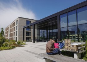 Maliyyə Uçurumunun Yaxınlığında İkonik Britaniya Universitetləri