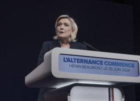 Le Pen Fransa seçkilərində çoxluğu qazanmaq üçün çətin mübarizə aparır