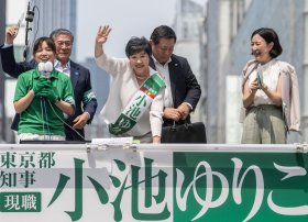 Tokio qubernatoru Koike qalib gəldi, Kişida üçün bir qədər rahatlıq təmin etdi
