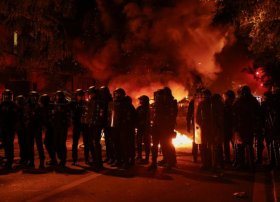Fransa polisi etirazçılara qarşı gözyaşardıcı qaz tətbiq edib