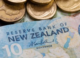 RBNZ-nin daha az aqressiv mövqeyi kivini aşağı sürükləyir və tariflərin azaldılması ilə bağlı bahisləri artırır.