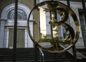 İndoneziya rupiya gücünü dəstəkləmək üçün əsas məzənnəni dəyişməz saxlayır