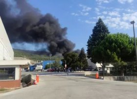 Türkiyədə yaxta zavodu yanır