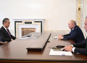 Putin Çinin xarici işlər naziri Van Yi ilə görüşüb