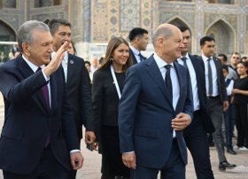 Özbəkistan prezidenti Səmərqənddə Almaniya kansleri Olaf Şolzla görüşüb