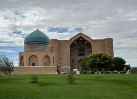 Qazaxıstan hakimiyyəti Əhməd Yəsəvinin məqbərəsini dövlət himayəsinə götürüb