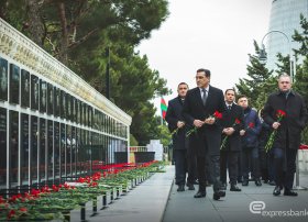 Expressbank rəhbərliyi Şəhidlər Xiyabanını ziyarət edib