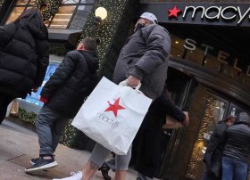 Univermaqlar şəbəkəsi Macy's rüblük hesabatdan sonra zəif təlimat verir