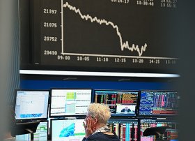 Cümə günü Avropa birjaları ticarət qorxusu ilə aşağı düşüb