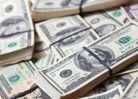 ABŞ siyasəti Dolları çökdürür