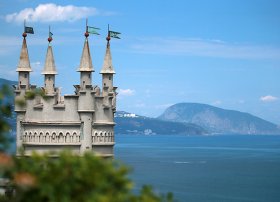 ABŞ İstehlakçı İnamı İndeksi Apreldə 52.2-ə düşüb, Lakin Proqnozdan Üstün