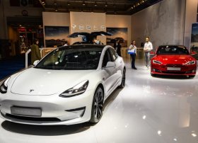 Musk ən azı daha beş il Teslanın sükanı arxasında qalmaq niyyətindədir