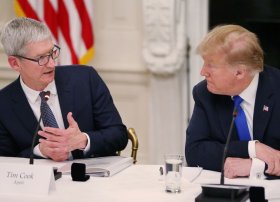 Apple baş direktoru Tim Trampla görüşdü