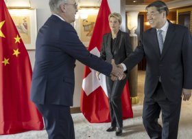 ABŞ Ticarət Naziri Çinlə danışıqların müsbət davamını gözləyir