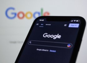 Google bir neçə departamentin əməkdaşlarına təzminat müqabilində işdən çıxmaq imkanı təklif edib