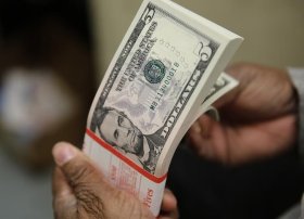 Dolar indeksi yüksəlir, neft qiymətləri düşür