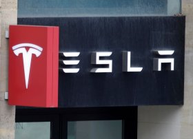 Teslanın satışları kəskin azalıb