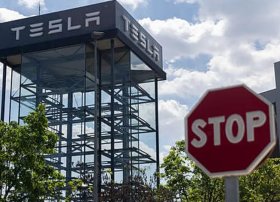 Tesla-nın əsas icraçı direktoru Omid Afşar şirkəti tərk edir