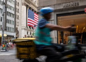 Wall Street əsasən inflyasiya məlumatlarına, bank gəlirlərinə görə aşağı düşür