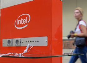 Intel rüblük gəlirini bir qədər artırır, lakin böyük xalis zərər verir
