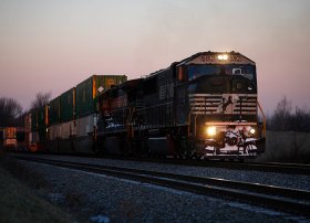 Union Pacific və Norfolk Southern ABŞ-ın ən böyük dəmir yolu operatorunu yaratmaq üçün birləşəcək