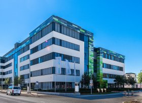 BioNTech Gəlirləri Artırır, Q2-də Xalis İtkini Azaldır
