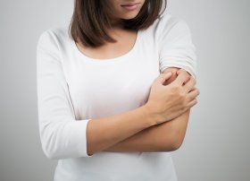 Qaraciyər xəstəliklərinin ilk əlamətlərindən biri dəri qaşınması ola bilər - Hepatoloq