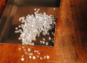 Brilyantlar İyul ayında ABŞ Tarifləri ilə bağlı narahatlıqlara görə enməkdə davam edir