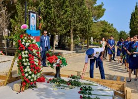 AZAL rəhbərliyi və kollektivi Azərbaycanın Milli Qəhrəmanı Hökumə Əliyevanın məzarını ziyarət edib