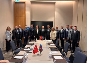 İzmirdə külək enerjisi şirkətləri ilə əməkdaşlıq imkanları müzakirə edilib