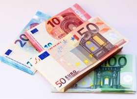 Azərbaycanda avronun məzənnəsi yenidən 2 manatı ötüb