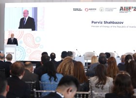 Birinci Azərbaycan Beynəlxalq İnvestisiya Forumu çərçivəsində “Əlaqələrin gücləndirilməsi: Enerji sektorunda regional imkanlar” mövzusunda panel sessiyası keçirilib