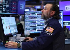 Bazar ertəsi günü Wall Street, bəslənənlərin rəhbərliyindəki yumşaq siqnallardakı qeydləri yenidən yenilədi