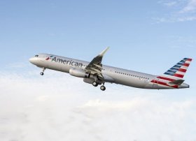 American Airlines üçüncü rübdə xalis zərərini azaltdı və rekord gəlir əldə etdi