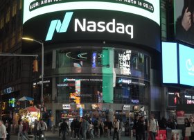 Cümə günü S&P 500 və Dow Jones indeksləri yüksəlib, Nasdaq isə düşüb.