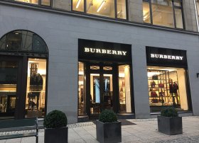 Burberry-nin gəlirləri ilin ilk yarısında 5% azalıb