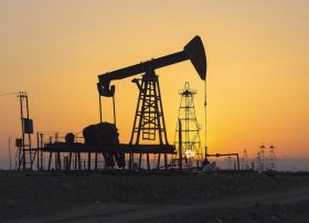 Neft bazarında eniş davam edir